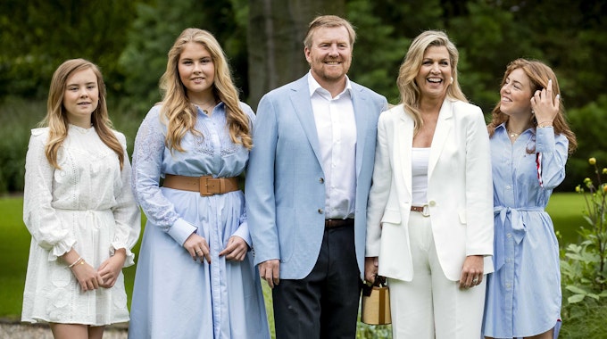 König Willem-Alexander der Niederlande (M), seine Frau Königin Maxima (2.v.r) sowie die gemeinsamen Töchter Prinzessin Ariane (l), Prinzessin Catharina-Amalia (2.v.l) und Prinzessin Alexia (r) auf einem Foto vom 17. Juli 2020.