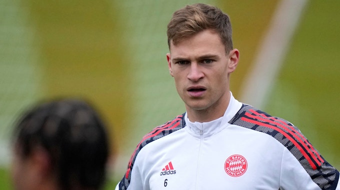 Joshua Kimmich blickt über den Trainingsplatz des FC Bayern München