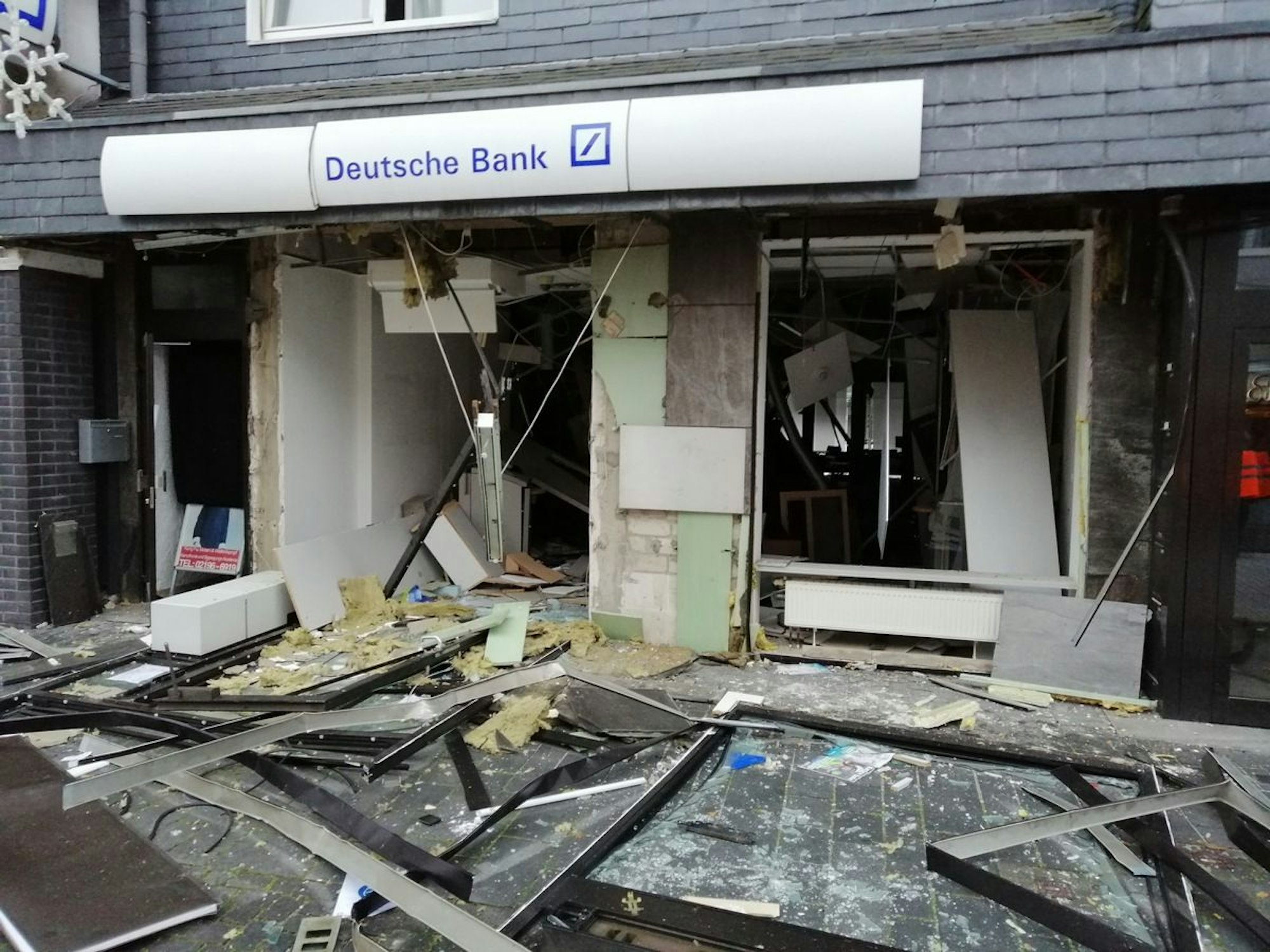 Frontseite der Bankfiliale nach Sprengung; In der Nacht zu Dienstag (16. November 2021) sprengten Unbekannte den Geldautomaten der Deutschen Bank, Telegrafenstraße.