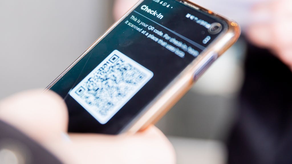 Die Luca-App auf einem Handy zeigt einen QR-Code für den Check-In. Jetzt wurden die Daten für Oktober 2021 ausgewertet.