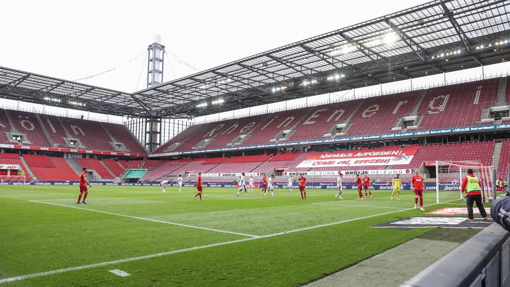 Schalke spielt in Köln vor leeren Rängen.