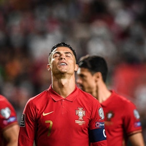 Portugals Cristiano Ronaldo schaut genervt in den Himmel.