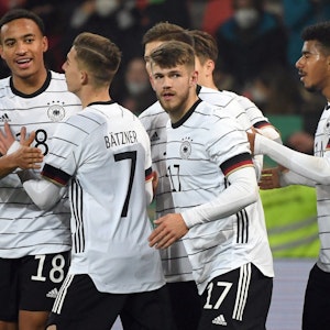 Jan Thielmann und die deutsche U21-Nationalmannschaft bejubeln ein Tor.