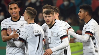 Jan Thielmann und die deutsche U21-Nationalmannschaft bejubeln ein Tor.