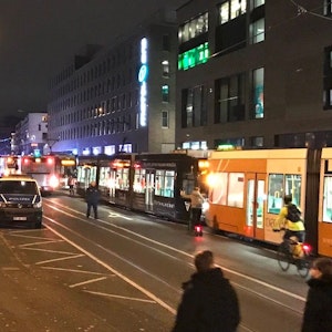 Straßenbahnen und Busse stehen vor dem Bonner Hauptbahnhof Schlange.