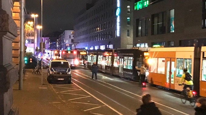 Straßenbahnen und Busse stehen vor dem Bonner Hauptbahnhof Schlange.