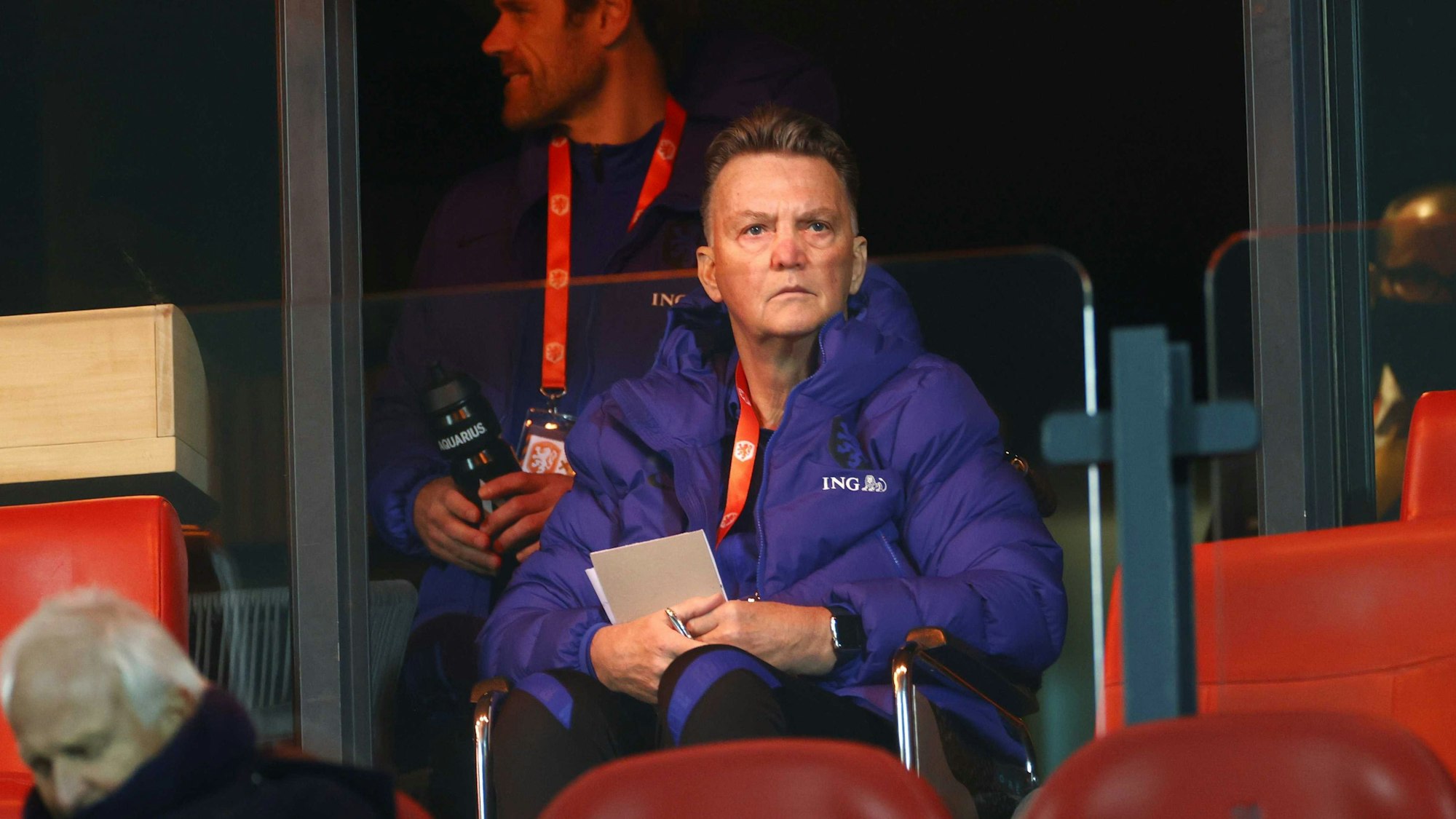 Der niederländische Trainer Louis van Gaal sitzt während des Spiels in einem Rollstuhl auf der Tribüne.