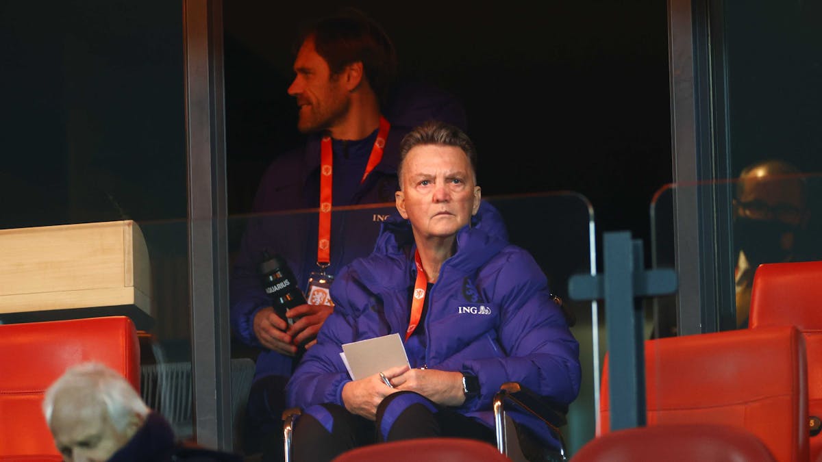 Der niederländische Trainer Louis van Gaal sitzt während des Spiels in einem Rollstuhl auf der Tribüne.&nbsp;