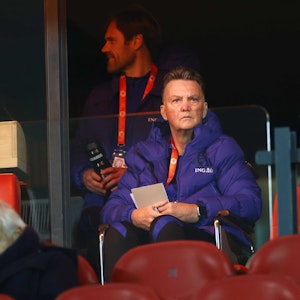 Der niederländische Trainer Louis van Gaal sitzt während des Spiels in einem Rollstuhl auf der Tribüne.