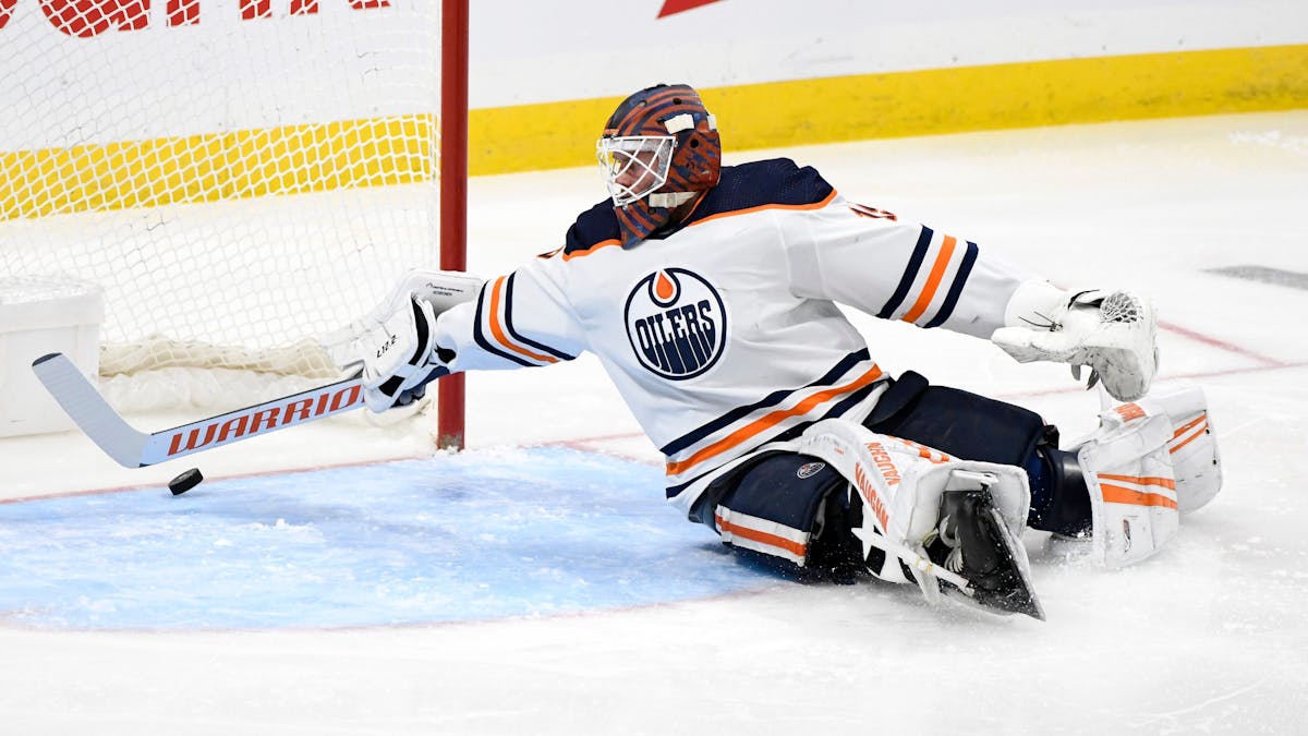 Oilers-Goalie Mikko Koskinen hat keine Chance gegen den Schuss von Winnipeg Jets' Adam Lowry.