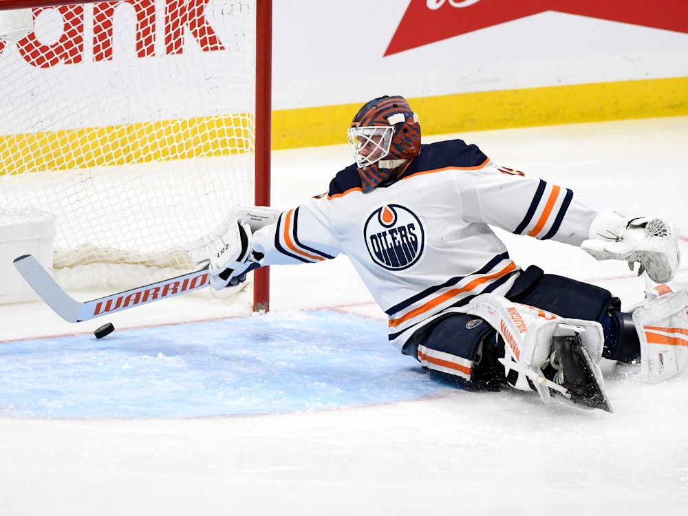 Oilers-Goalie Mikko Koskinen hat keine Chance gegen den Schuss von Winnipeg Jets' Adam Lowry.