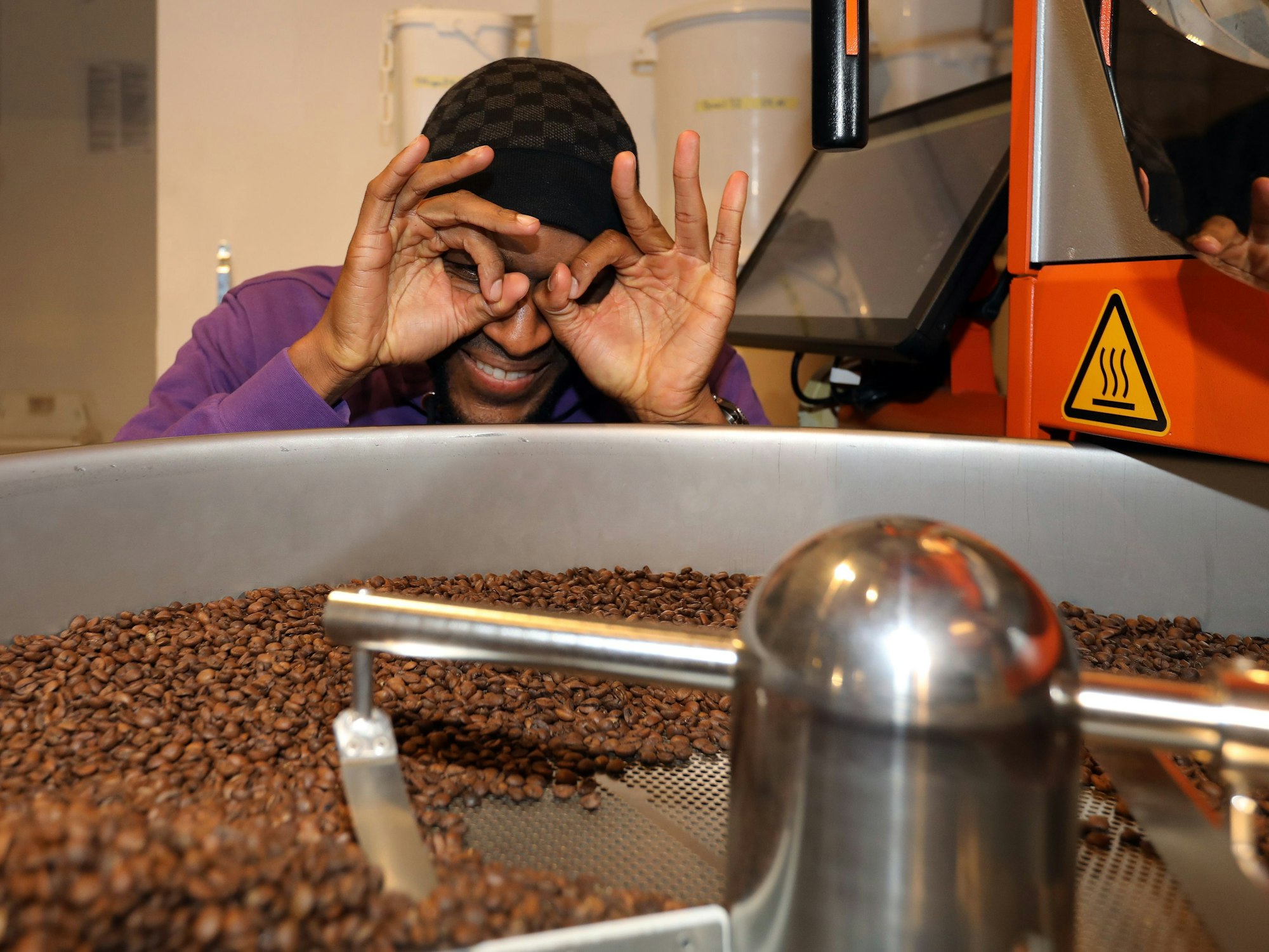 Anthony Modeste zeigt beim Kaffeerösten seinen Kult-Jubel.