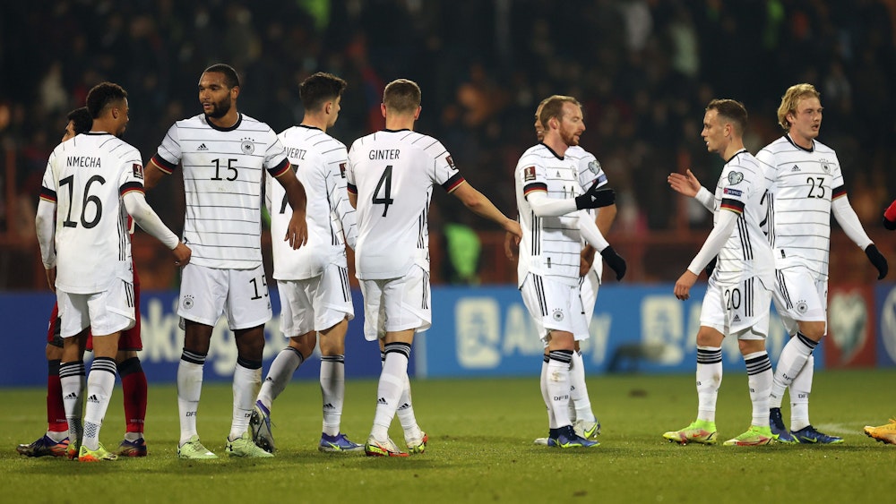 Die deutschen Spieler klatschen sich nach der Partie in Armenien ab.
