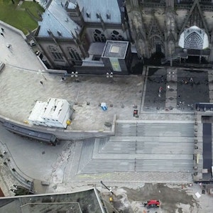 Luftaufnahme von der Freitreppe am Kölner Dom.