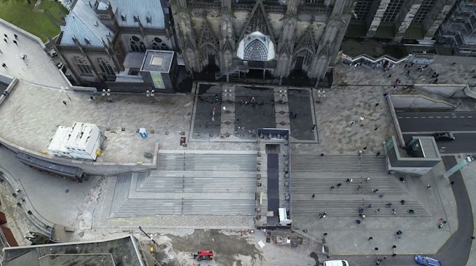 Luftaufnahme von der Freitreppe am Kölner Dom.