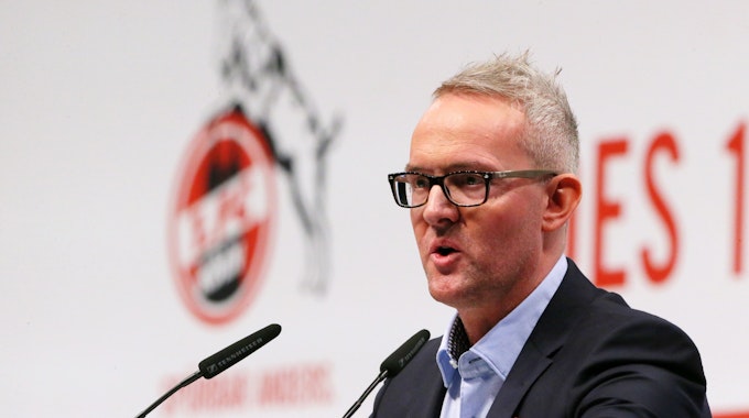 Geschäftsführer Alexander Wehrle bei der Mitgliederversammlung des 1. FC Köln.