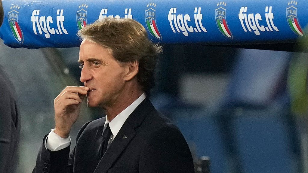 Italiens Trainer Roberto Mancini steht am Spielfeldrand.&nbsp;