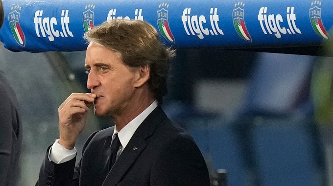 Italiens Trainer Roberto Mancini steht am Spielfeldrand.