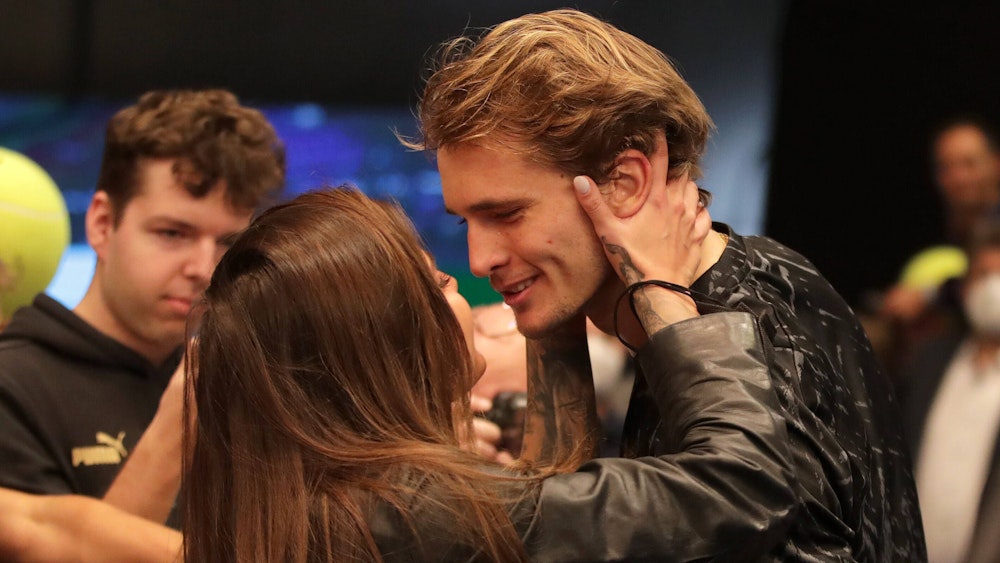 Sophie Thomalla küsst ihren Freund Alexander Zverev nach einem Spiel.