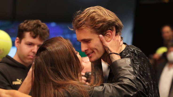 Sophie Thomalla küsst ihren Freund Alexander Zverev nach einem Spiel.