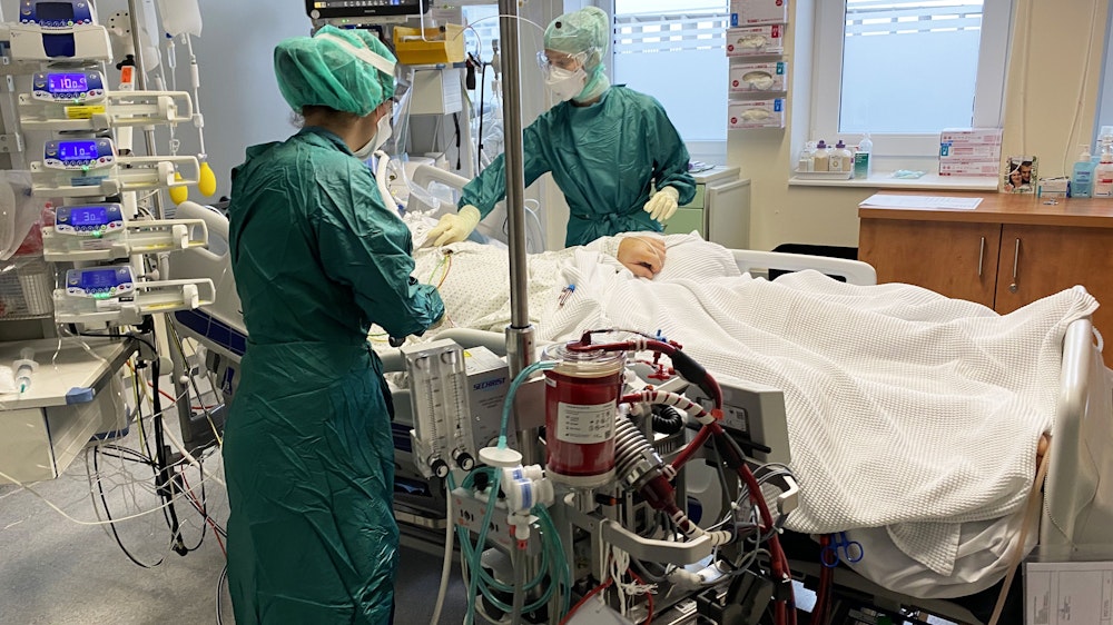 Medizinische Mitarbeiter am Uniklinikum in Salzburg behandeln Anfang November einen Corona-Patienten.