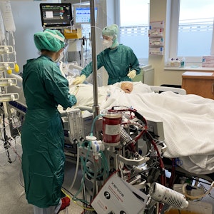 Medizinische Mitarbeiter am Uniklinikum in Salzburg behandeln Anfang November einen Corona-Patienten.