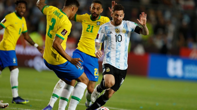 Lionel Messi (r)) aus Argentinien gegen Matheus Cunha (hinten) und Danilo (l) aus Brasilien in Aktion.