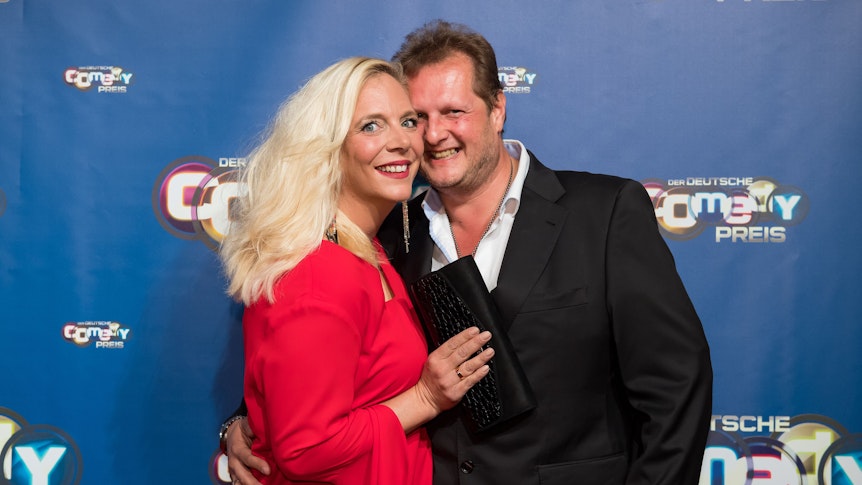 Der Kult-Auswanderer Jens Büchner (r) kommt mit seiner Frau Daniela zur Verleihung des "Deutsche Comedy Preises 2017".