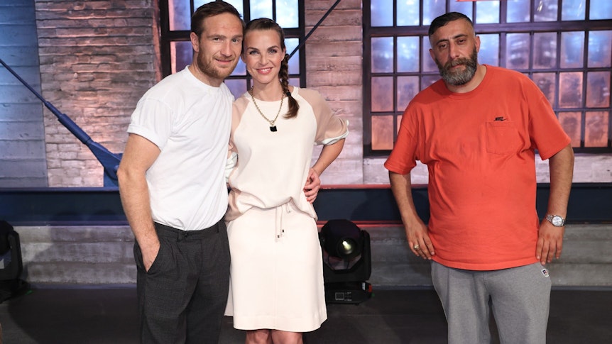 Frederick und Annika Lau zusammen mit Kida Khodr Ramadan am Set der „VOX“-Show „Grill den Henssler“.