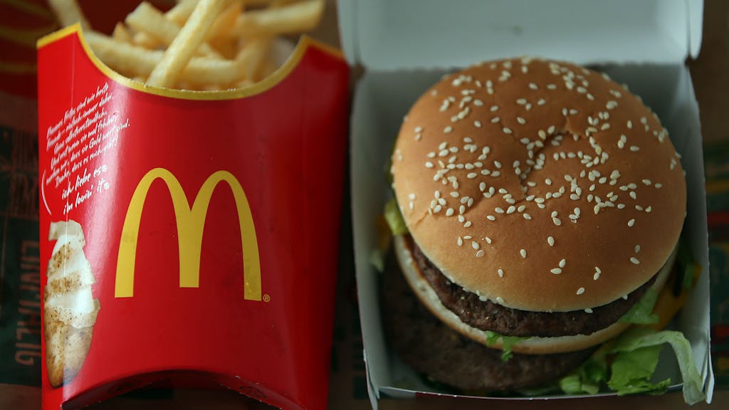Auf dem Symbolfoto (aufgenommen am 27. Mai 2015) ist ein Big Mac und eine Pommes von McDonald's zu sehen.