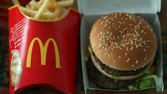 Auf dem Symbolfoto (aufgenommen am 27. Mai 2015) ist ein Big Mac und eine Pommes von McDonald's zu sehen.