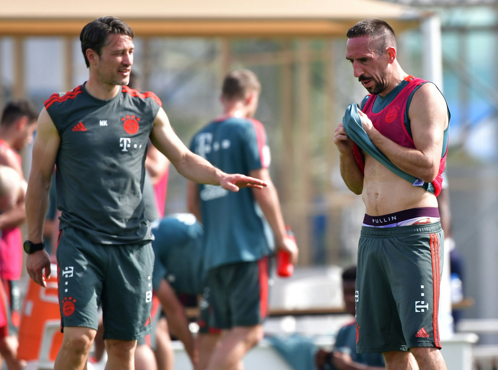 Trainer Niko Kovac und Franck Ribéry stehen während einer Übungseinheit am Vormittag gemeinsam auf dem Platz.