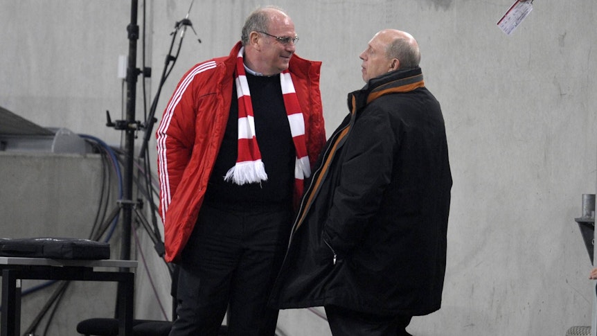 Die beiden früheren Manager Uli Hoeneß und Reiner Calmund unterhalten sich.