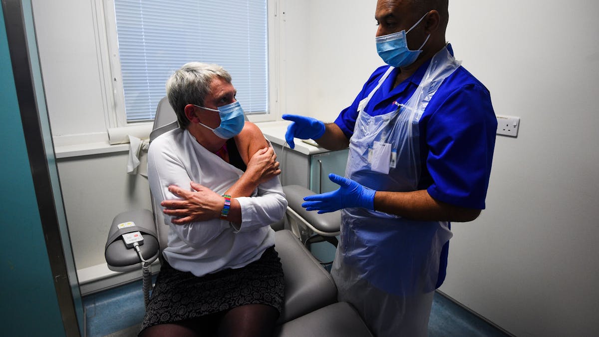 Vash Deelchand, Leiter der Studie, demonstriert einen Prozess in der Studie mit dem Impfstoff Novavax. Kate Bingham, Vorsitzende der Impfstoff-Taskforce der Regierung, hat die Novavax-Studie am Royal Free Hospital gestartet.