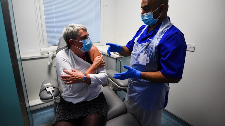 Vash Deelchand, Leiter der Studie, demonstriert einen Prozess in der Studie mit dem Impfstoff Novavax. Kate Bingham, Vorsitzende der Impfstoff-Taskforce der Regierung, hat die Novavax-Studie am Royal Free Hospital gestartet.