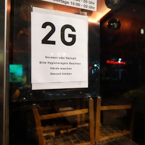 Stuttgart: Ein Hinweisschild an einem Restaurant in der Stuttgarter Innenstadt weist auf die 2G-Regel hin.