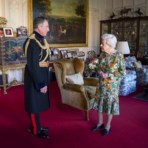 Queen Elizabeth II mit General Sir Nick Carter am 17.11.2021 auf Schloss Windsor.