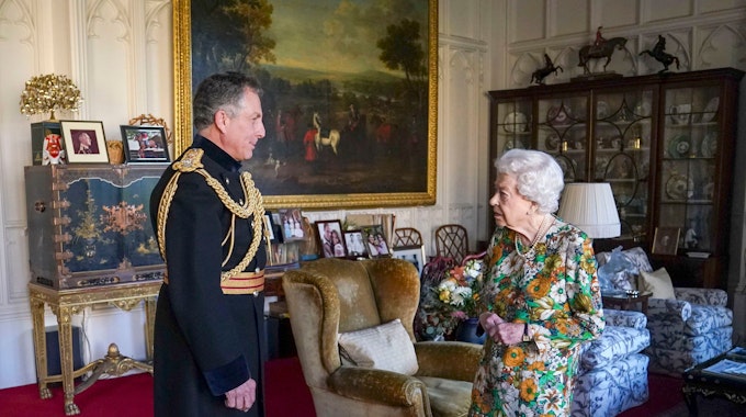 Queen Elizabeth II mit General Sir Nick Carter am 17.11.2021 auf Schloss Windsor.