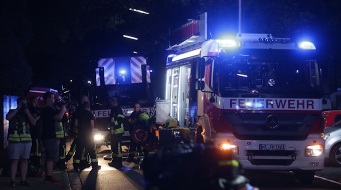 Feuer in Neuss: Sechs Personen wurden verletzt. Das Symbolfoto stammt von einem Kellerbrand in Neuss mit vielen Verletzten im September 2021.