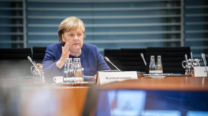 Die geschäftsführende Bundeskanzlerin Angela Merkel (CDU) nimmt im Bundeskanzleramt an der Ministerpräsidentenkonferenz teil.&nbsp;Das Treffen wurde zum Teil virtuell als Videokonferenz abgehalten.