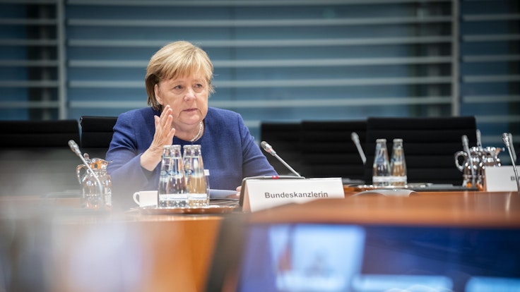 Die geschäftsführende Bundeskanzlerin Angela Merkel (CDU) nimmt im Bundeskanzleramt an der Ministerpräsidentenkonferenz teil. Das Treffen wurde zum Teil virtuell als Videokonferenz abgehalten.