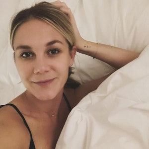 Alina Merkau posiert im Bett