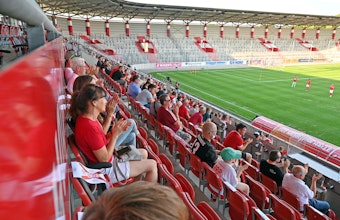 Unter strengen Hygieneauflagen verfolgen Zuschauer das Training - 700 durften im Stadion Platz nehmen.