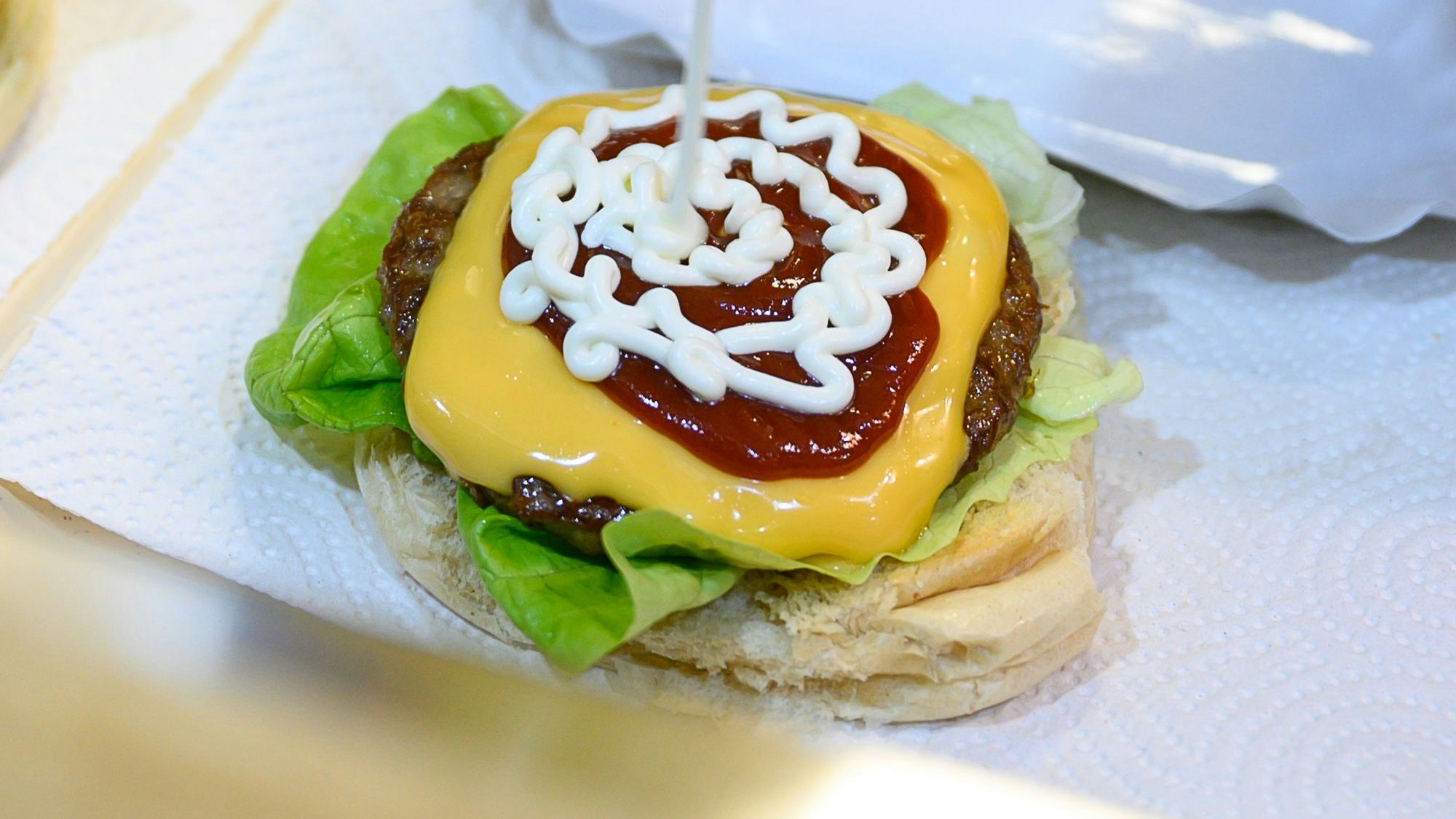 Ein Burger in einem Imbiss-Restaurant in Stuttgart