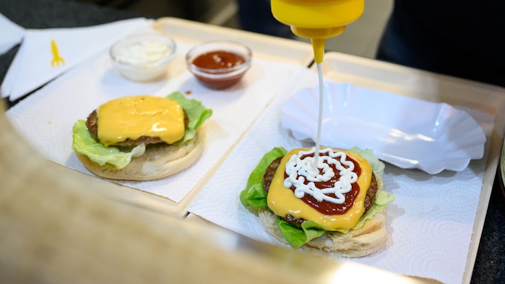 Ein Burger in einem Imbiss-Restaurant in Stuttgart