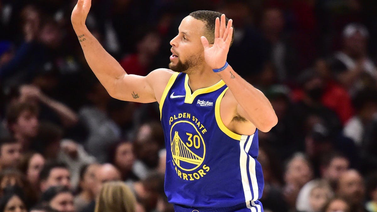 Stephen Curry winkt nach einem Korb in der NBA zu den Fans.