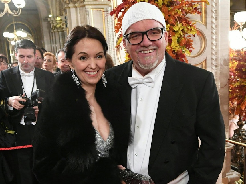 DJ Ötzi alias Gerry Friedle (r.) mit seiner Frau Sonja auf dem Roten Teppich beim Wiener Opernball.