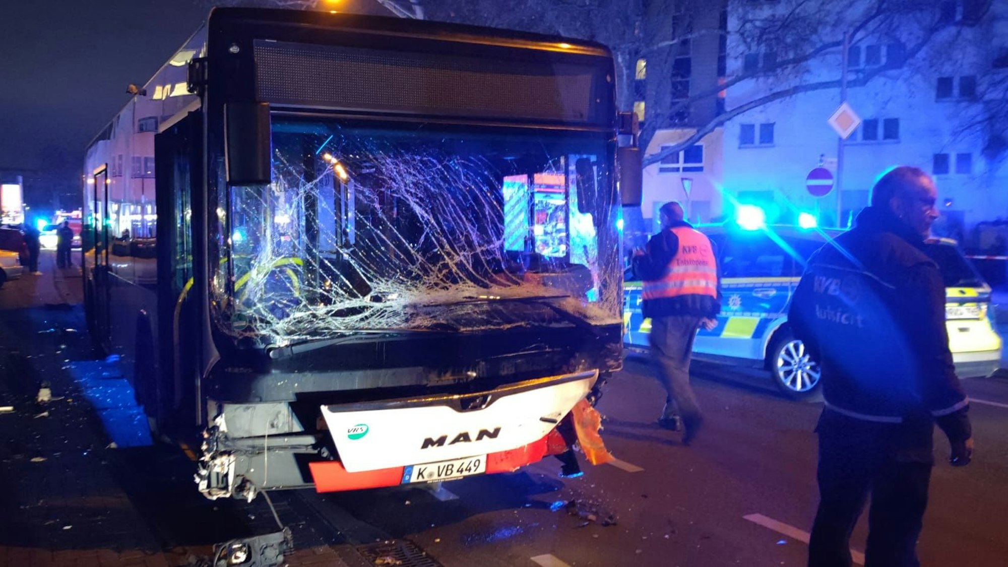 Auch der Linienbus ist bei dem Unfall in Köln-Buchforst erheblich beschädigt worden.