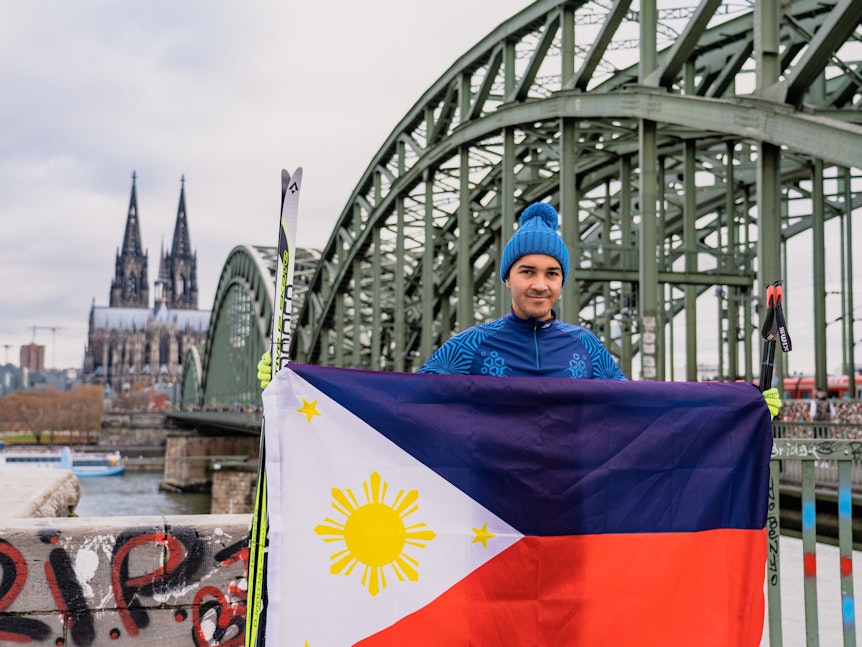 Amadeo Kaus mit Philippinen-Fahne an der Hohenzollernbrücke.