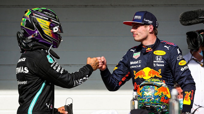 Lewis Hamilton und Max Verstappen klatschen miteinander nach dem Rennen der Formel 1 in Brasilien ab.